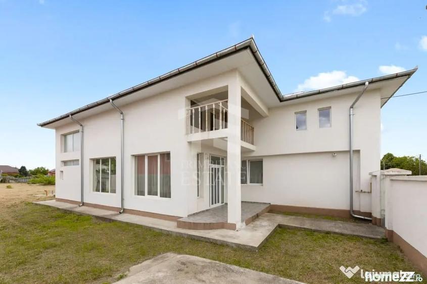 Casă cu 7 camere cu Teren 1446 Mp în Macea