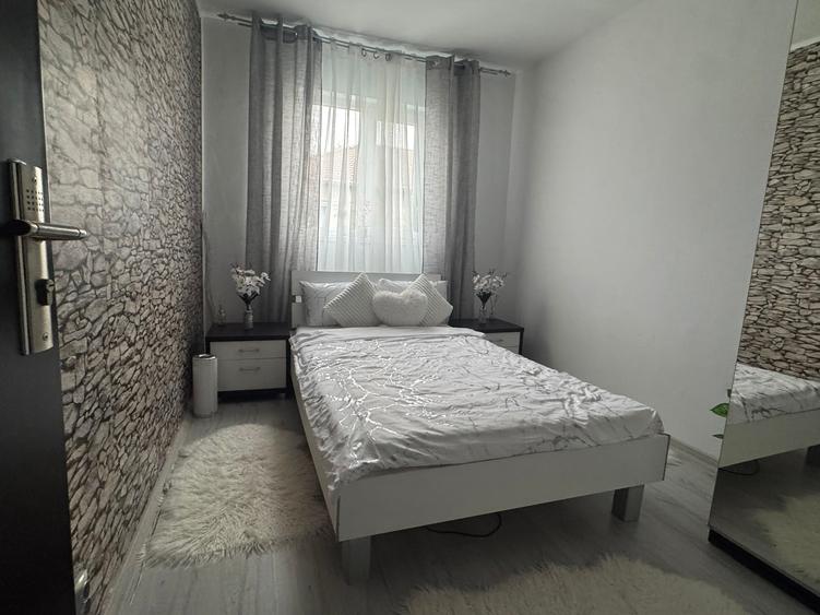 Apartament cu 3 camere semidecomandat în Spitalul Județean