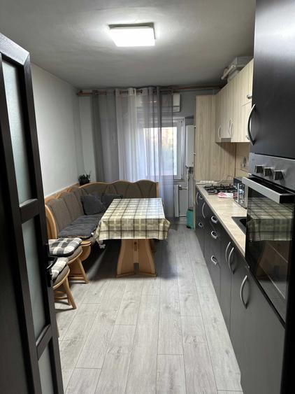 Apartament cu 4 camere decomandat în Central