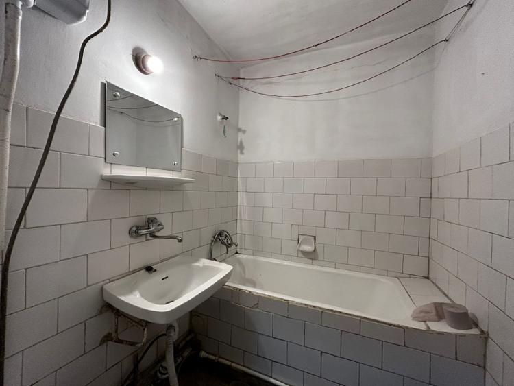 Apartament cu 3 camere semidecomandat în Independenței
