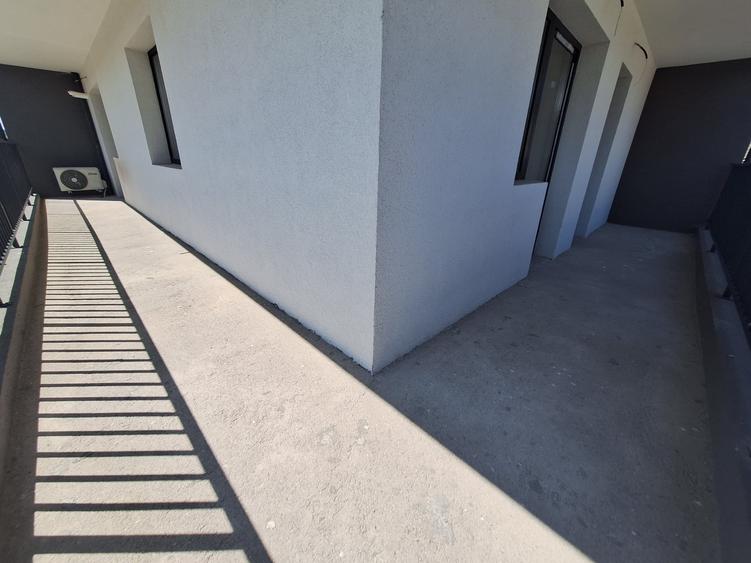 Apartament cu 3 camere semidecomandat în Florești
