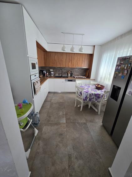 Casă cu 4 camere în Berceni