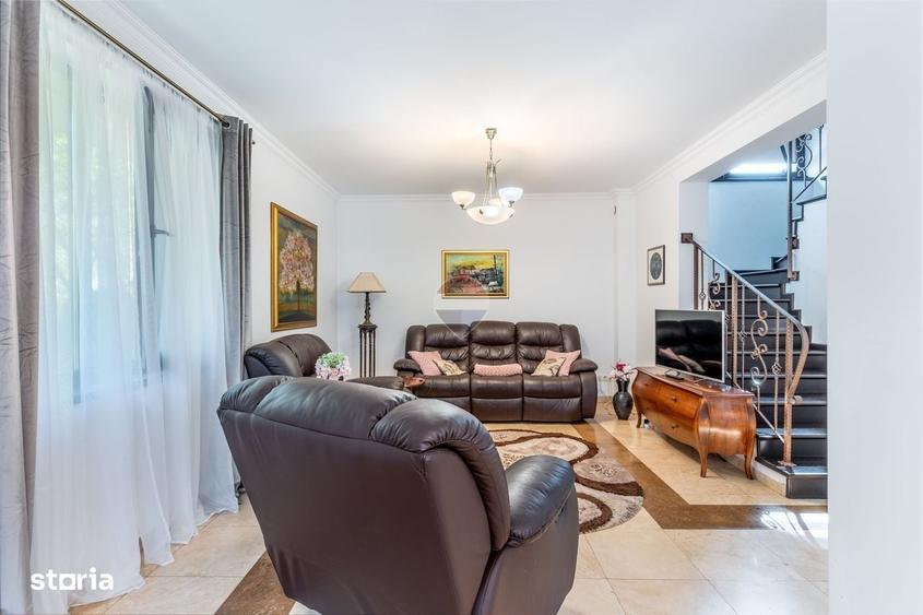 Casă cu 4 camere în Rădaia