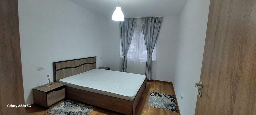 Apartament cu 3 camere decomandat în Tractorul