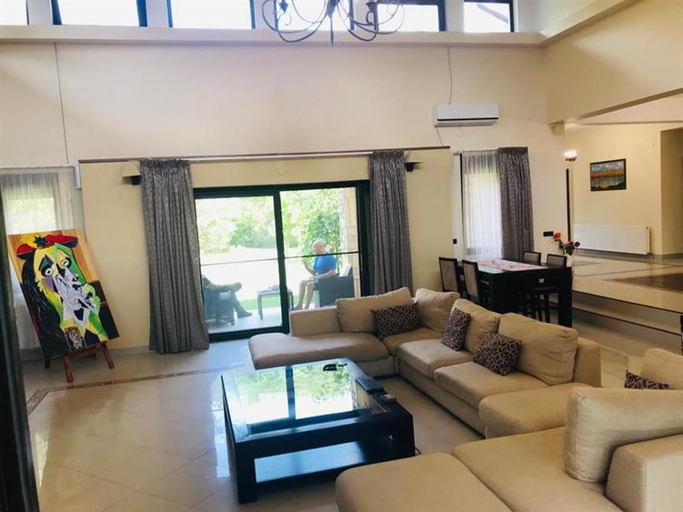 Casă individuală cu 8 camere cu Piscina în Iancu Nicolae
