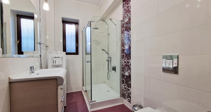 Casă individuală cu 6 camere cu Canalizare în Otopeni