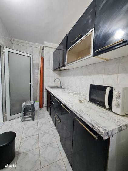 Apartament cu 3 camere semidecomandat, mobilat în Micro 39
