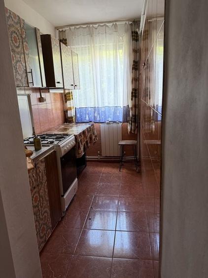 Apartament cu 3 camere semidecomandat în Ostroveni