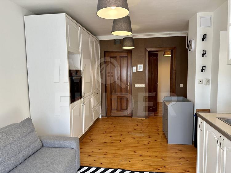 Apartament cu 3 camere semidecomandat, mobilat în Plopilor