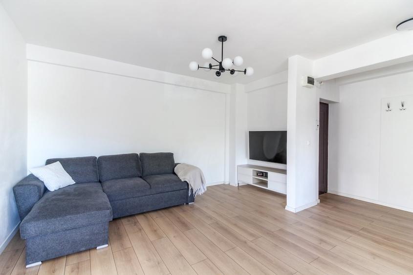 Apartament cu 3 camere semidecomandat în Dâmbul Rotund