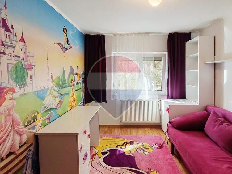 Apartament cu 3 camere semidecomandat, mobilat în Rogerius