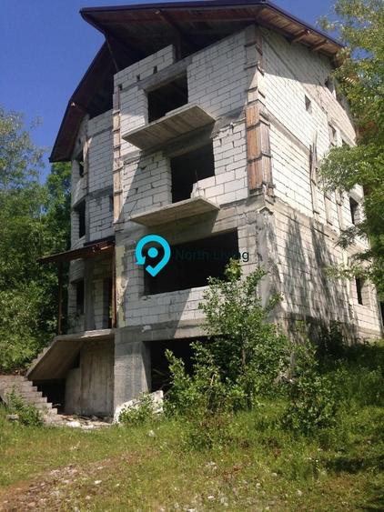 Casă individuală cu 10 camere cu Canalizare în Dragoslavele