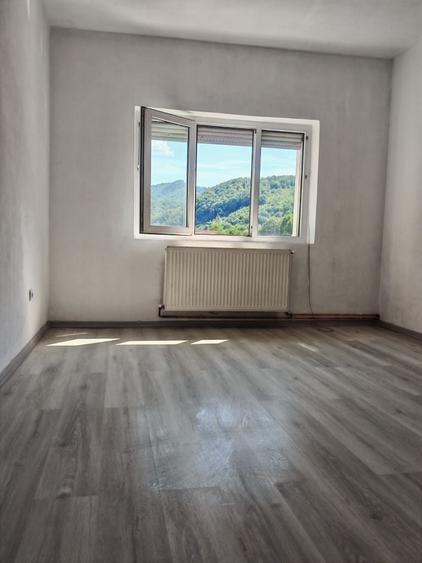Apartament cu 3 camere decomandat în Suseni