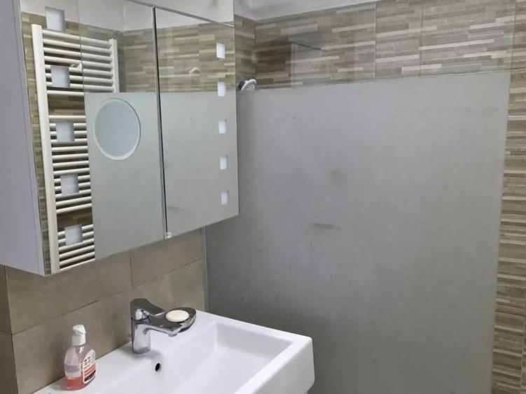 Apartament cu 3 camere decomandat în Craiovița Nouă