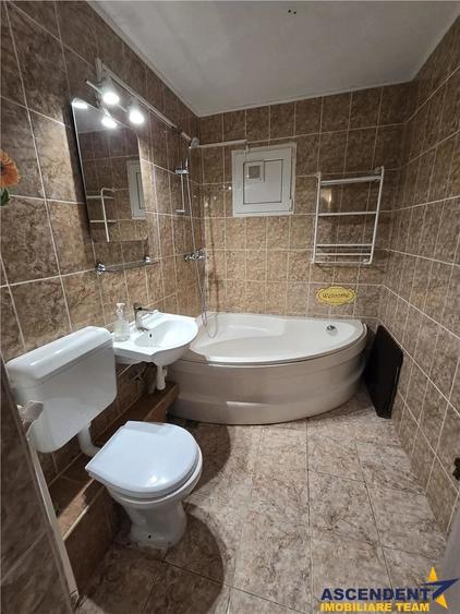 Apartament cu 3 camere decomandat în Noua