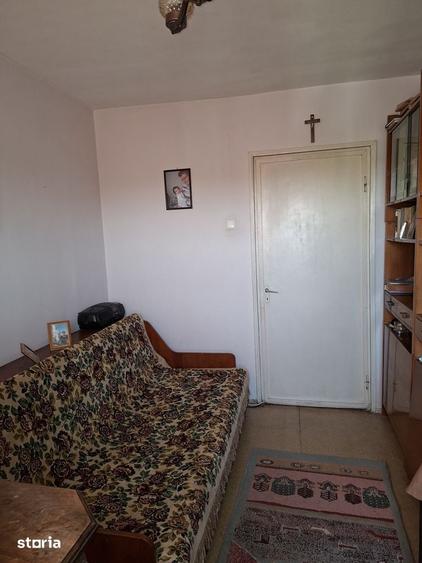 Apartament cu 4 camere decomandat în Rovine