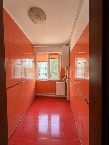 Apartament cu 3 camere semidecomandat în Km 4