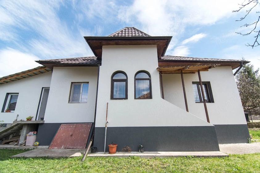 Casă cu Teren 1000 Mp în Văcarea