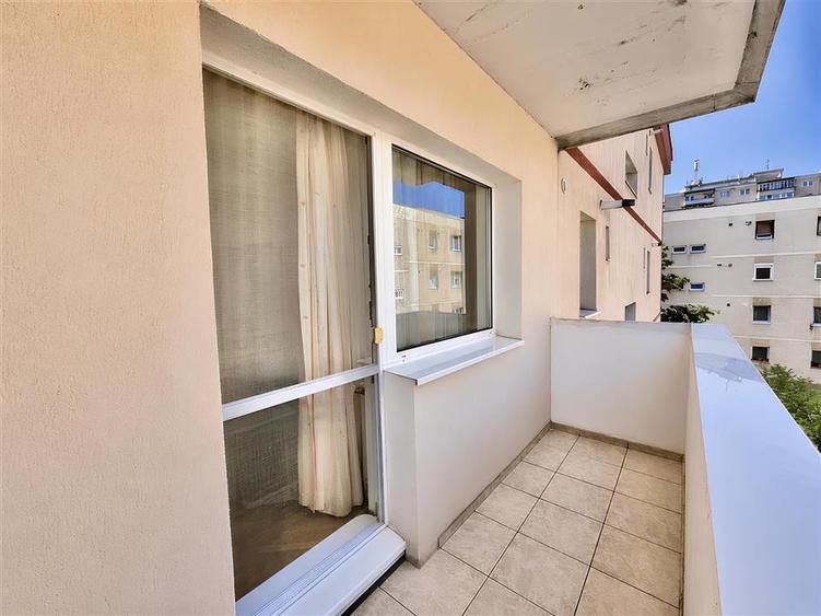 Apartament cu 4 camere decomandat în Tractorul