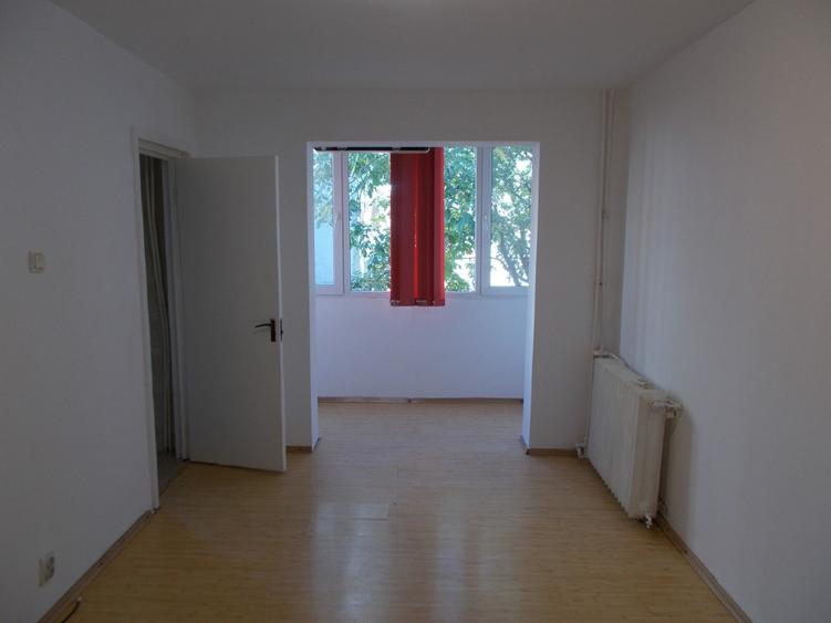 Apartament cu 3 camere semidecomandat în Șagului