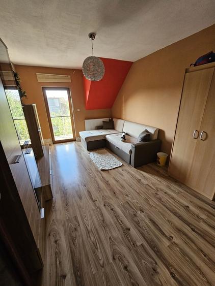 Casă individuală cu 7 camere cu Canalizare în Est