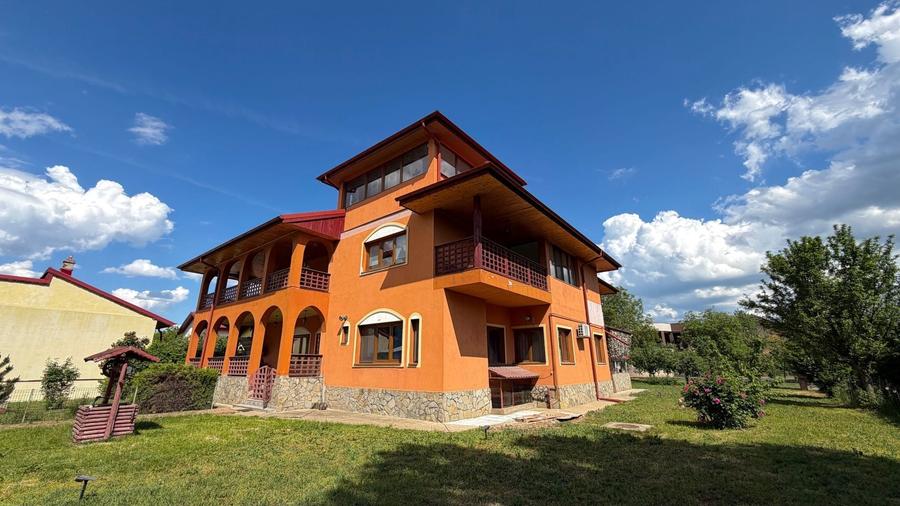 Casă individuală cu 12 camere cu Canalizare în Berceni