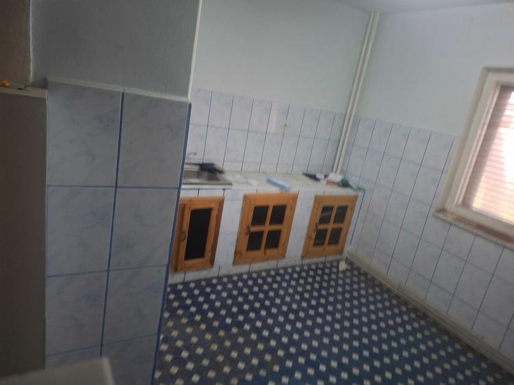 Apartament cu 3 camere decomandat în Sud