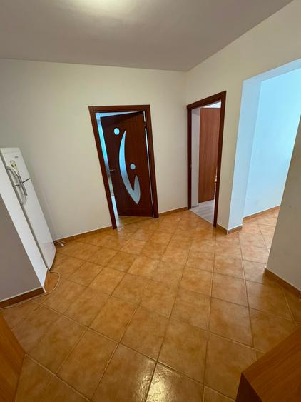Apartament cu 3 camere semidecomandat în 7 Noiembrie