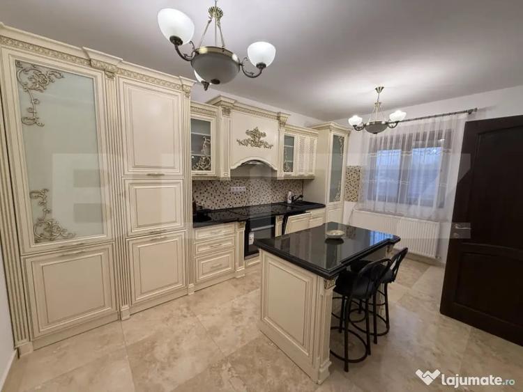 Casă cu 7 camere cu Teren 3173 Mp în Central
