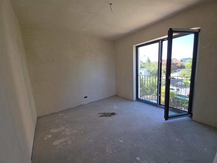 Apartament cu 3 camere semidecomandat în Mărăști