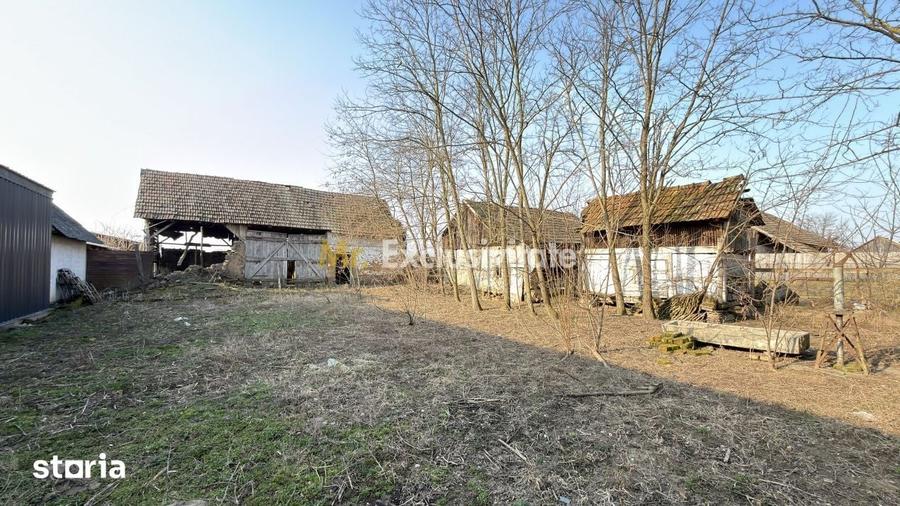 Casă cu 4 camere semidecomandat cu Teren 2948 Mp în Tiream