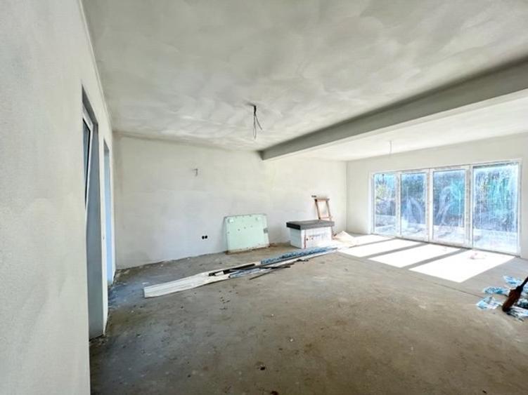 Duplex cu 4 camere cu Canalizare în Est