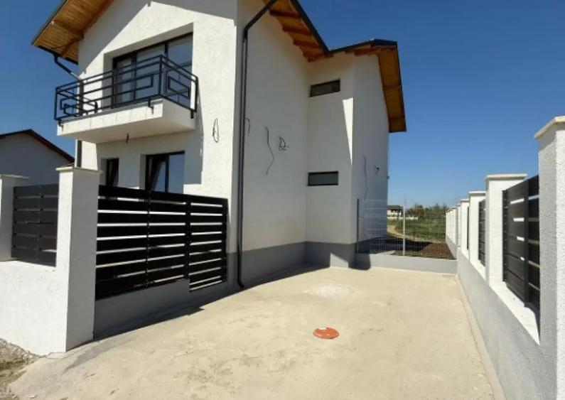 Casă cu 5 camere cu Teren 490 Mp în Păulești