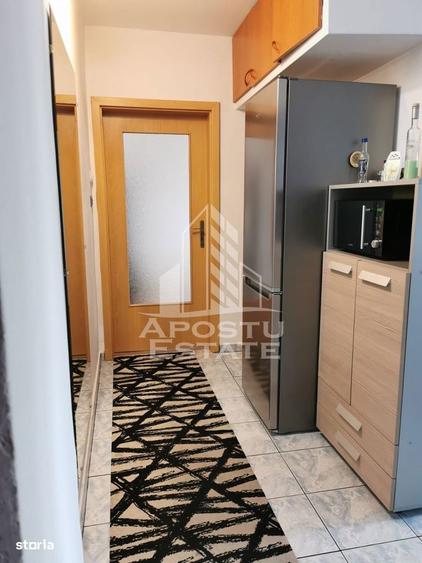 Apartament cu 3 camere semidecomandat, mobilat în Girocului
