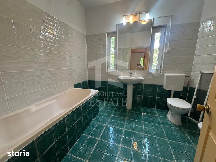 Casă cu 8 camere cu Teren 387 Mp în Central