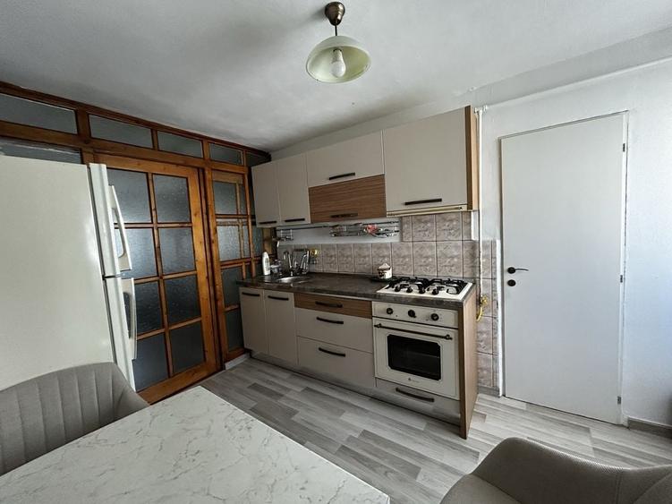 Apartament cu 4 camere decomandat în Central