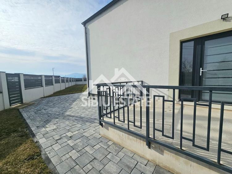 Casă individuală cu 4 camere cu Canalizare în Cristian
