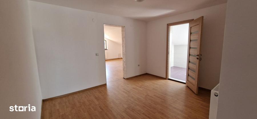 Casă cu 5 camere cu Teren 420 Mp în Trei Stejari
