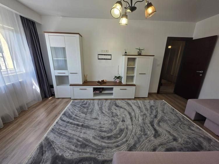 Apartament cu 3 camere decomandat în Girocului