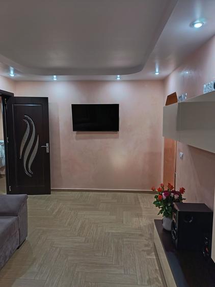 Apartament cu 3 camere semidecomandat în Sud