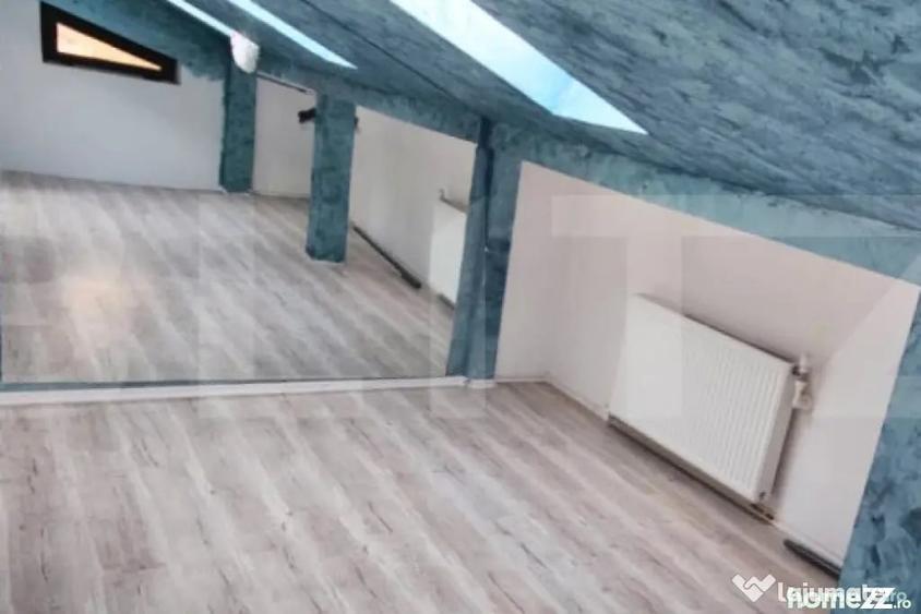 Casă cu 7 camere cu Teren 400 Mp în Central