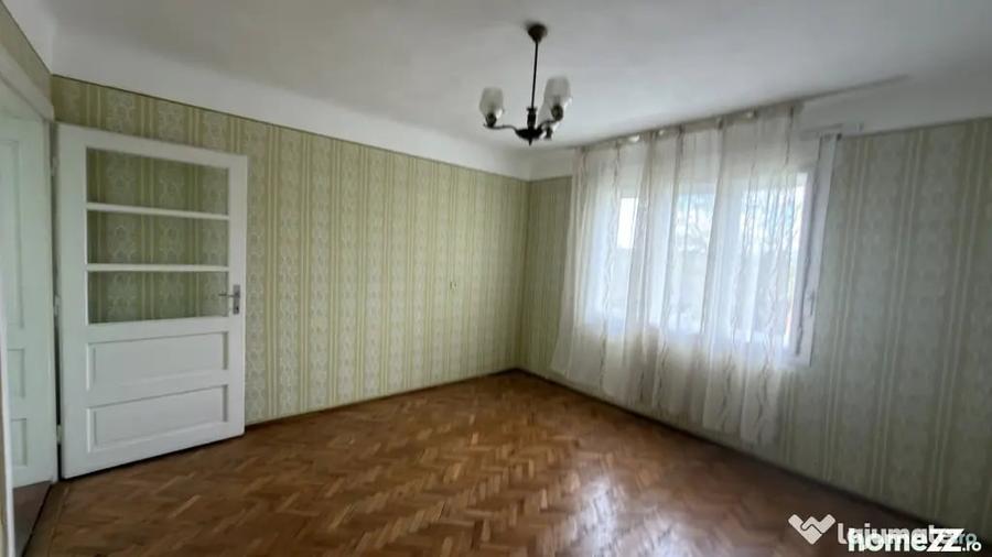 Casă cu 3 camere cu Teren 2200 Mp în Central