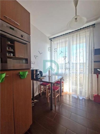 Apartament cu 3 camere semidecomandat în Tractorul