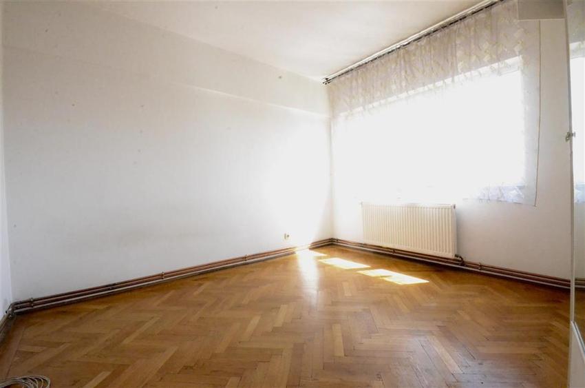 Apartament cu 4 camere decomandat în Dacia