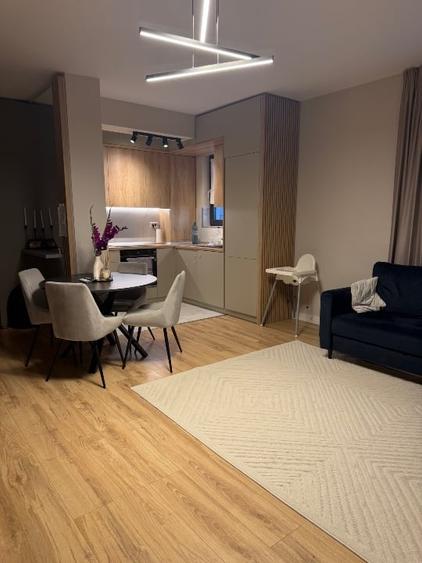 Apartament cu 3 camere decomandat, mobilat în Central