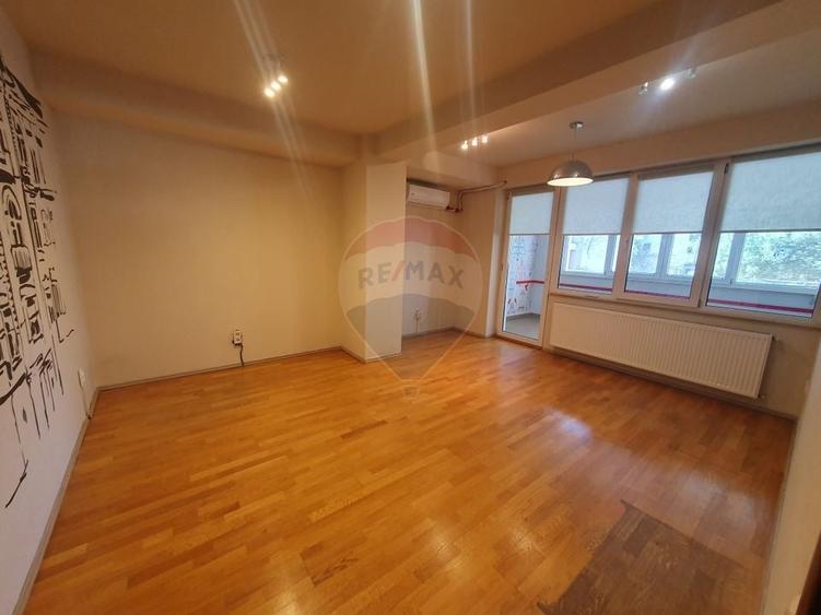 Apartament cu 3 camere semidecomandat în P-ța Victoriei