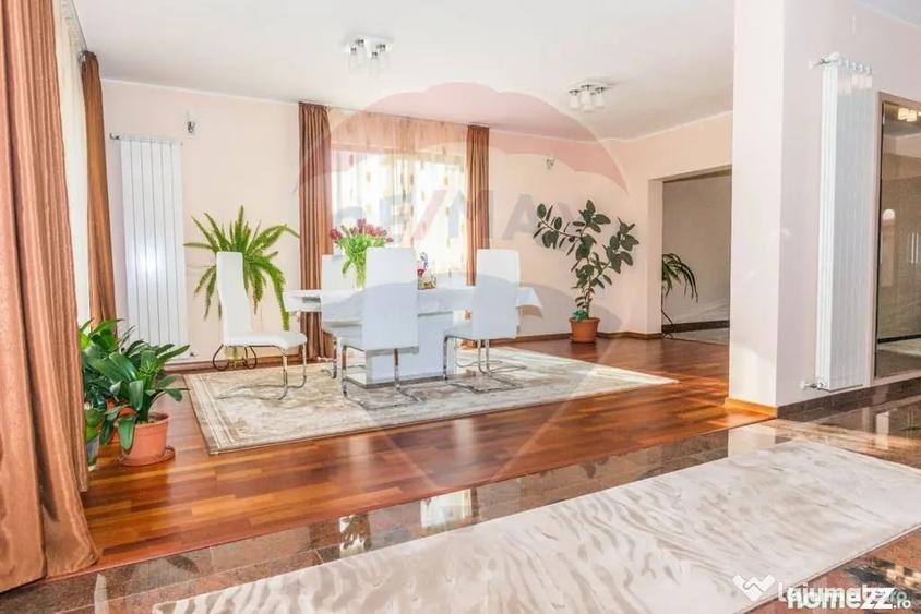 Casă cu 7 camere cu Teren 1071 Mp în Central