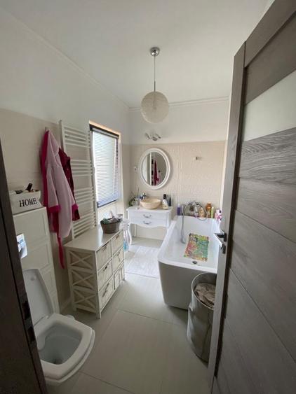 Casă cu 4 camere în Dâmbul Rotund