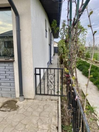 Casă cu 6 camere cu Teren 201 Mp în 1 Decembrie