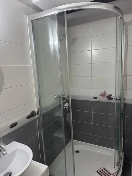 Apartament cu 3 camere decomandat în Tractorul